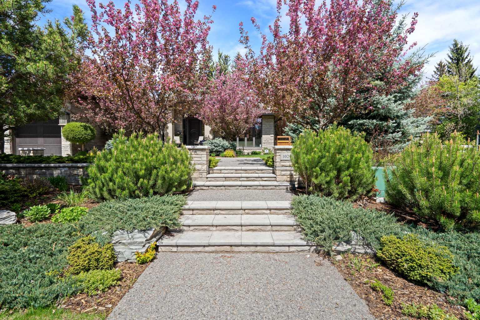 1020 Belaire Dr SW, Calgary, AB T2V 2B9