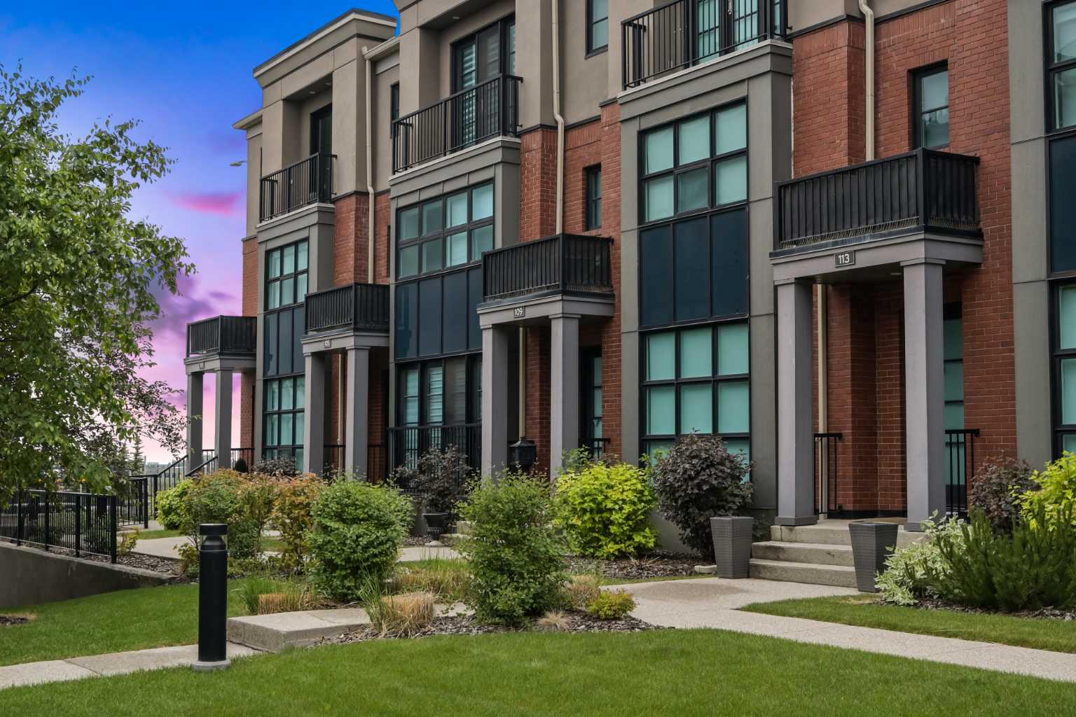 109 Aspen Meadows Hl SW, Calgary, AB T3H 0G3