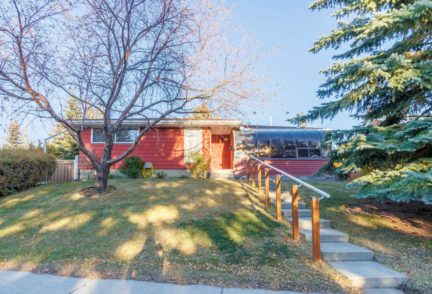 6220 Dalton Dr NW, Calgary, AB T3A 1E3