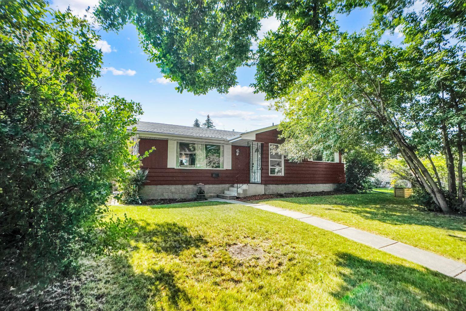 1447 Northmount Dr NW, Calgary, AB T2L 0G7
