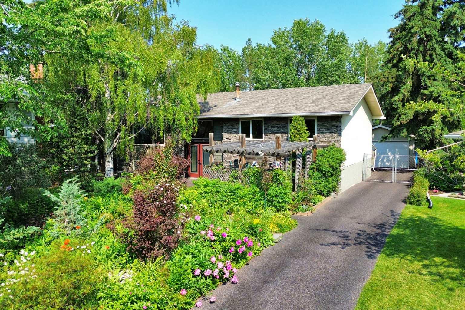 210 Dalgleish Bay NW, Calgary, AB T3A 1K9