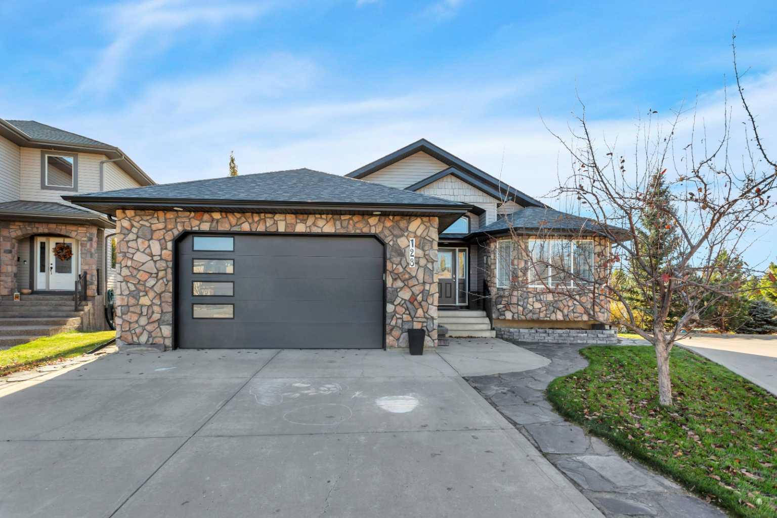 128 Isbister Close, Red Deer, AB T4R 0B9