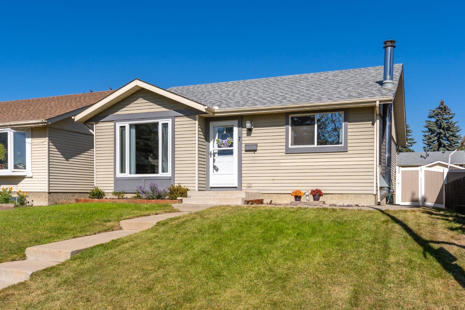 7 Erin Park Bay SE, Calgary, AB T2A 2V4