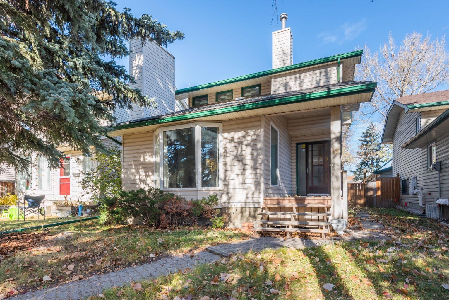 19 Woodglen Grv SW, Calgary, AB T2W 4J9