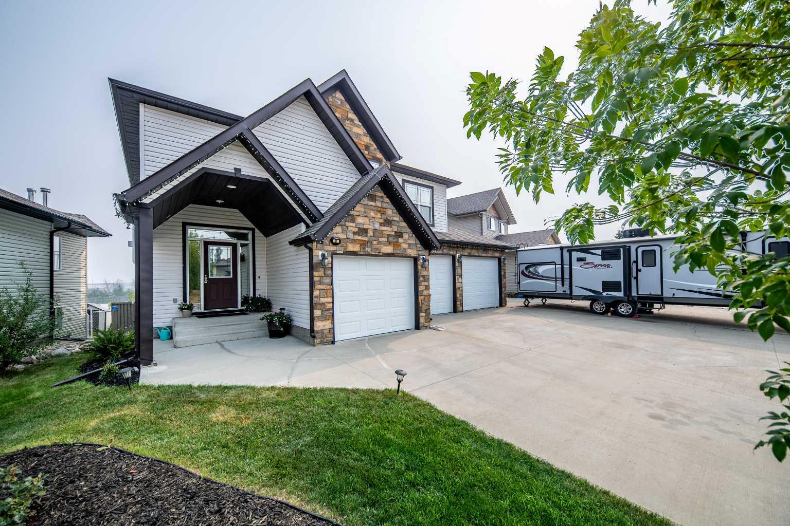 41 Pinnacle Lake Dr, Grande Prairie, AB T8W 0A9