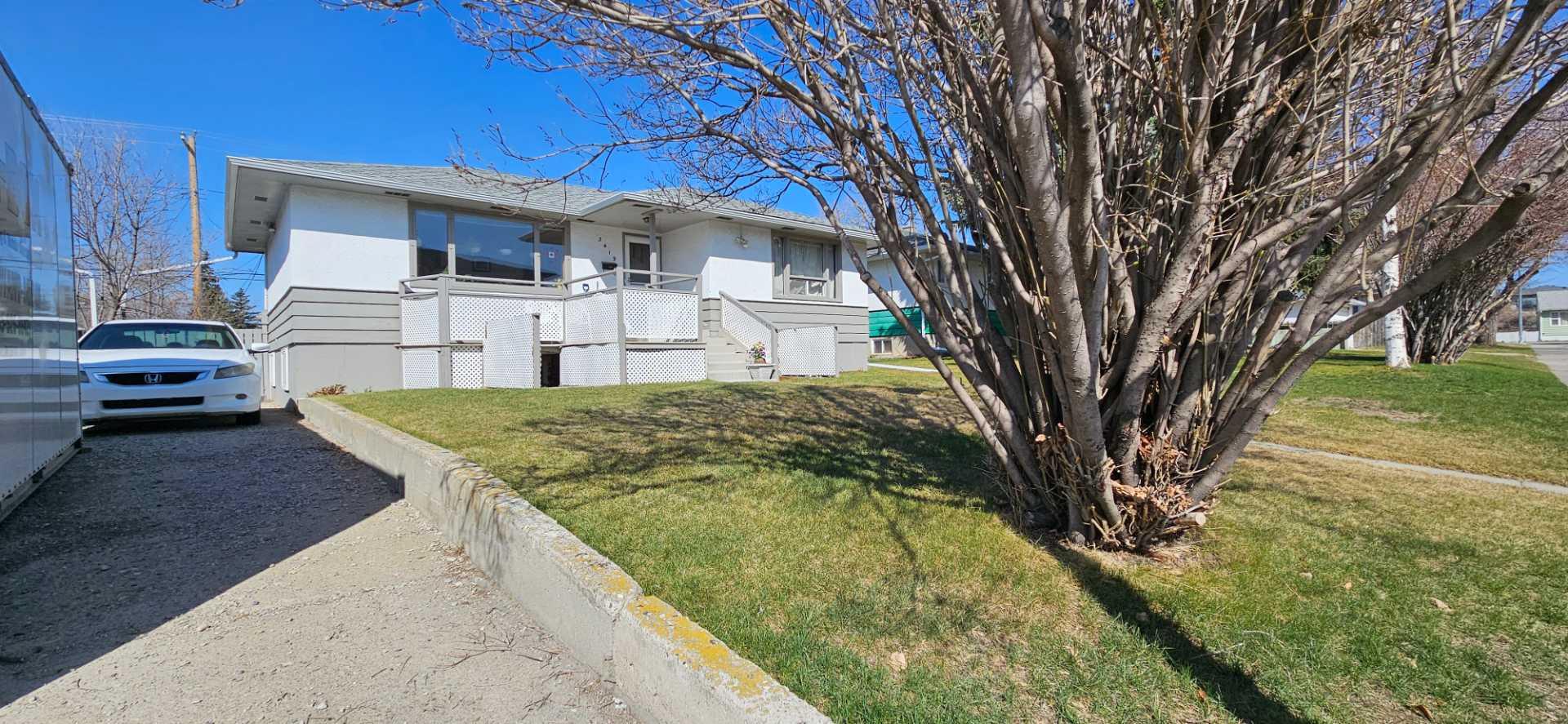 3419 Kerry Park Rd SW, Calgary, AB T3E 4S5