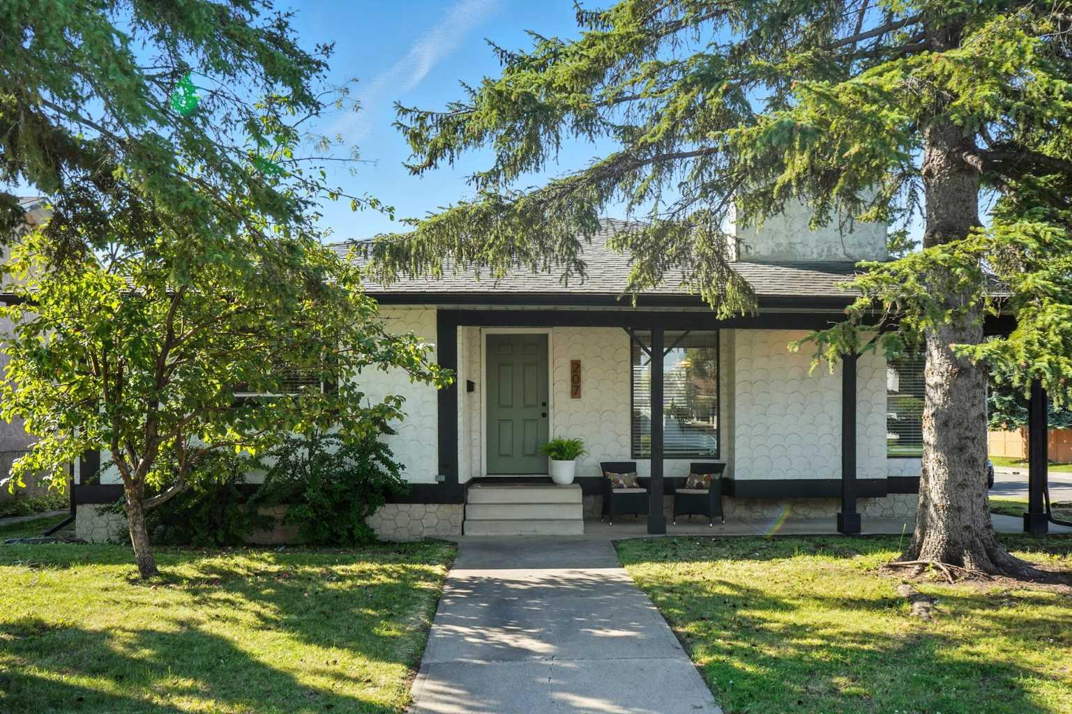 207 Pinecrest Cres NE, Calgary, AB T1Y 1K7