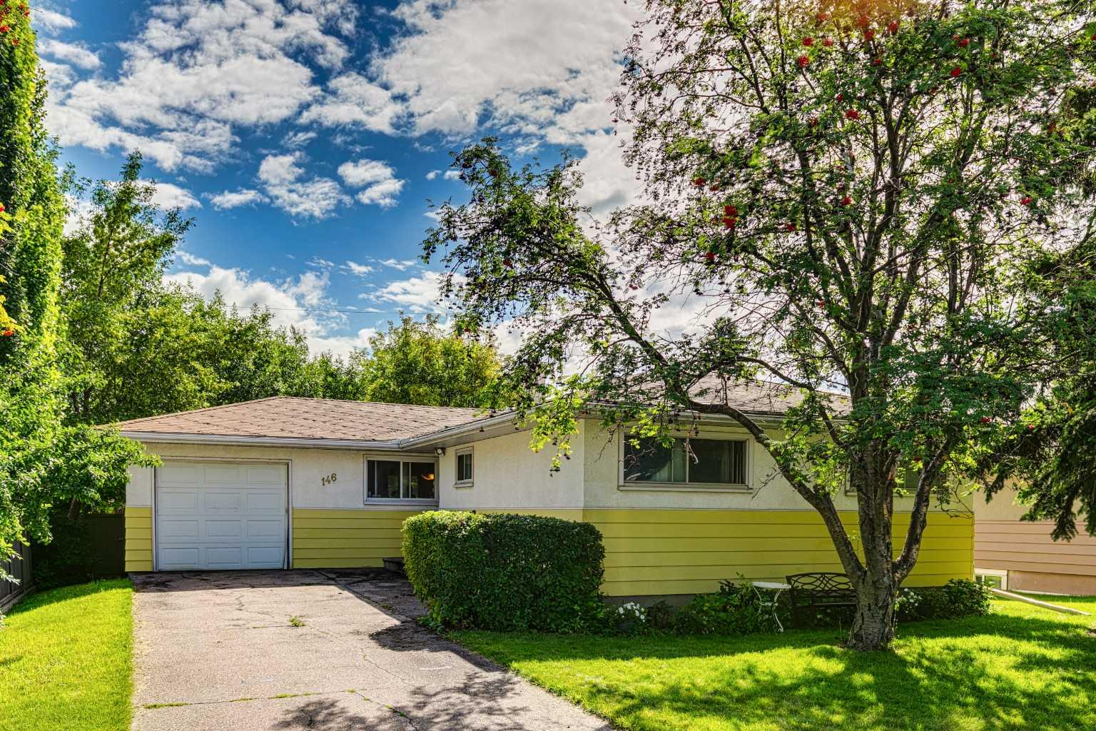 146 Wedgewood Dr SW, Calgary, AB T3C 3G8