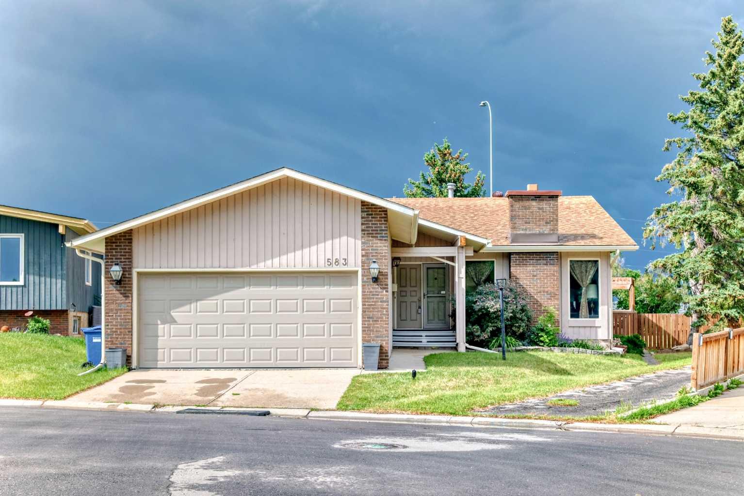 583 Woodpark Cres SW, Calgary, AB T2W 2S1