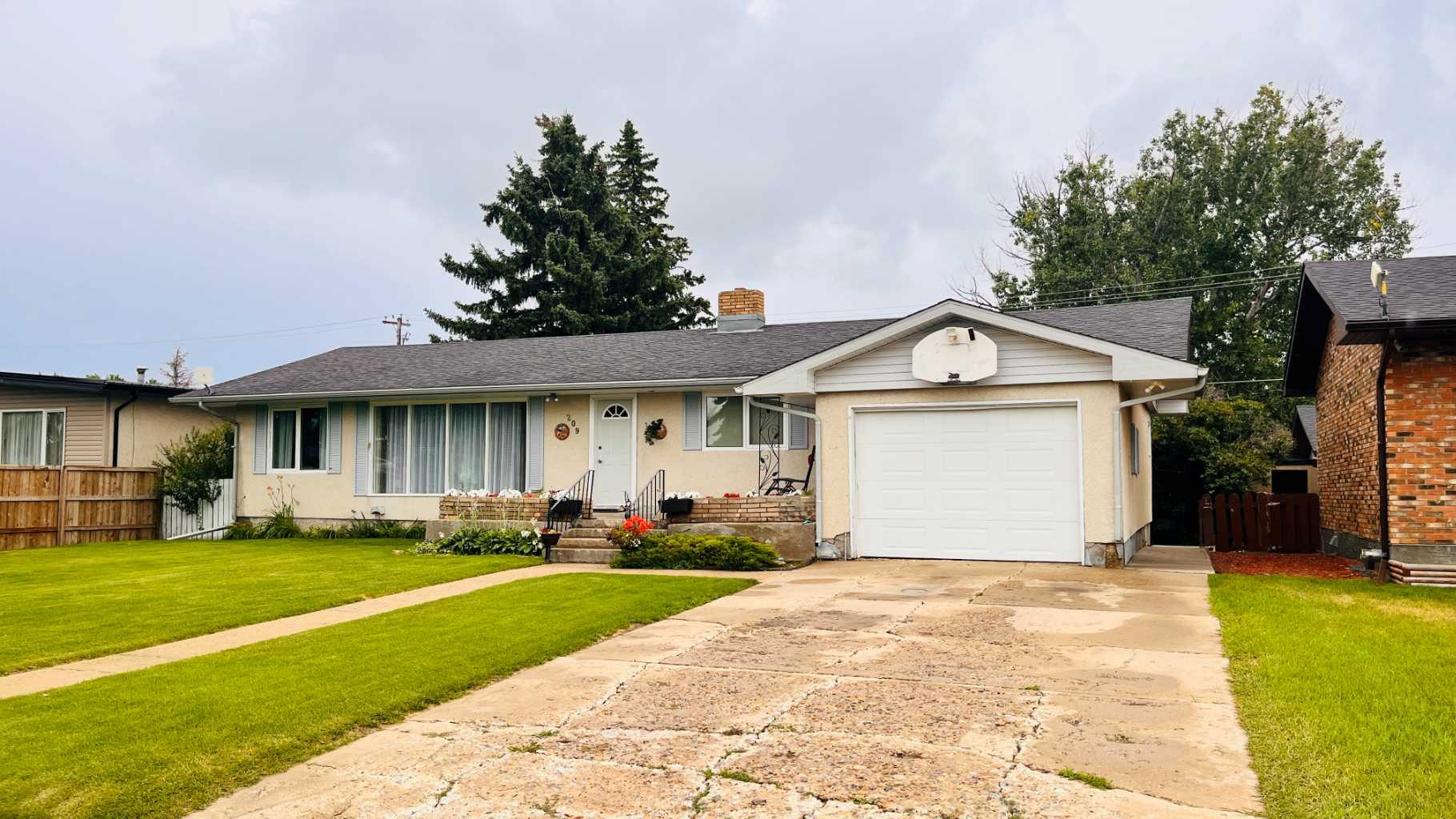 209 8 Avenue East, Bow Island, AB T0K 0G0