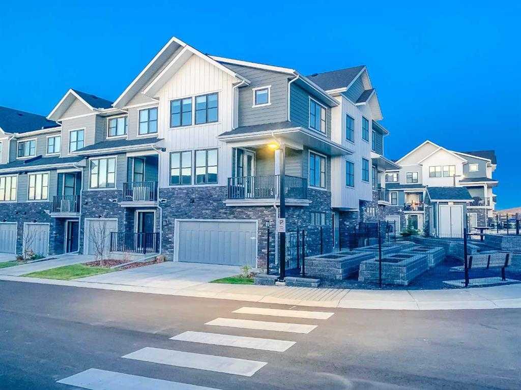 917 Crestridge Common SW, Calgary, AB T3B 6L6