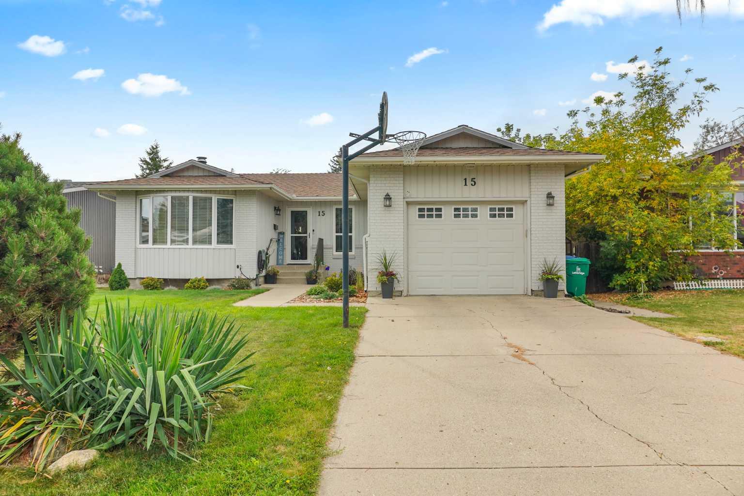 15 Sheridan Pl W, Lethbridge, AB T1K 4M8