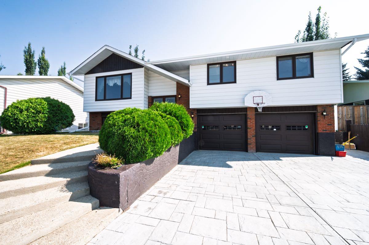 23 Berry Ave, Red Deer, AB T4R 1K7