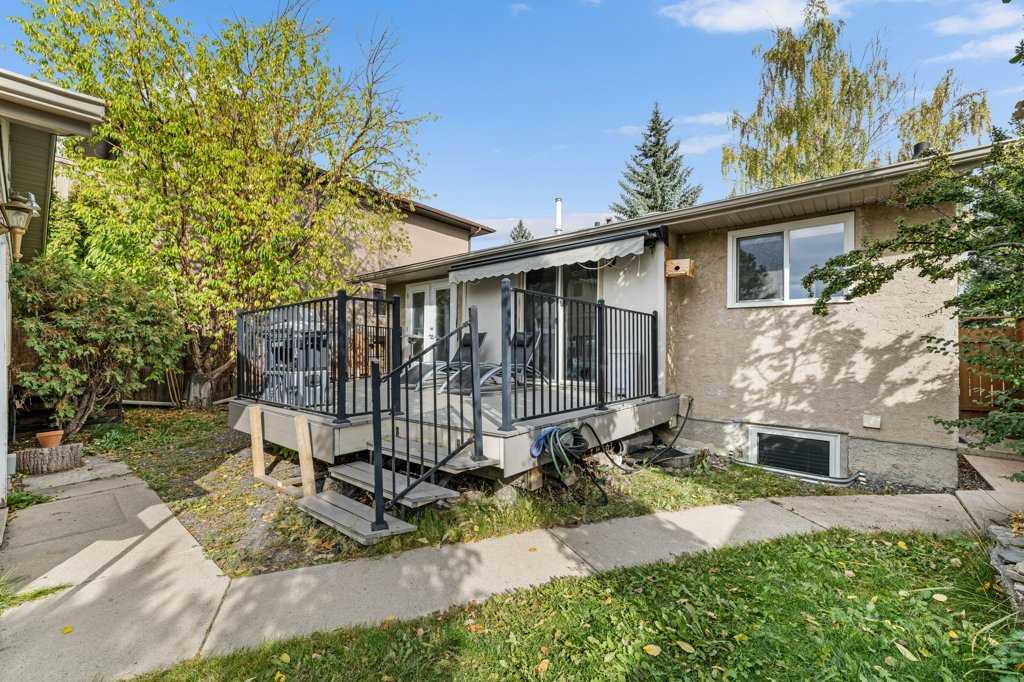 488 Bracewood Cres SW, Calgary, AB T2W 3B8
