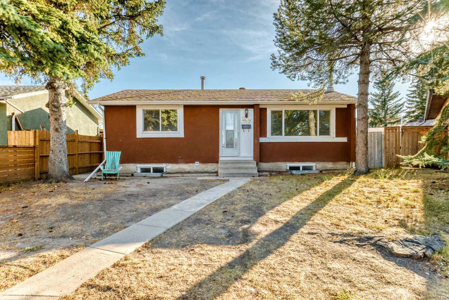 207 Pinecliff Way NE, Calgary, AB T1Y 3X4