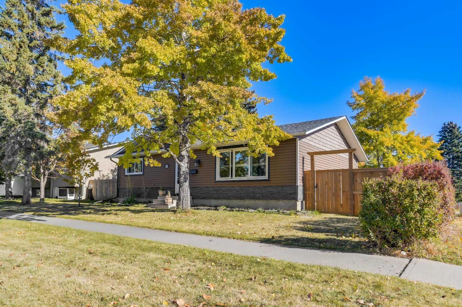 828 Queensland Dr SE, Calgary, AB T2J 4T1