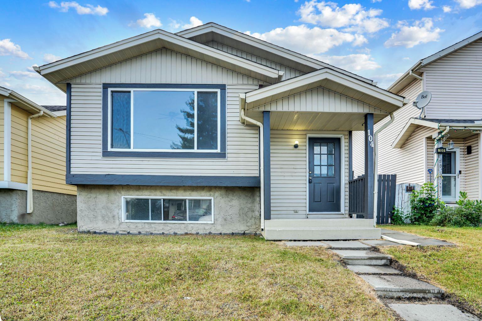 104 Castlegreen Close NE, Calgary, AB T3J 1Y6