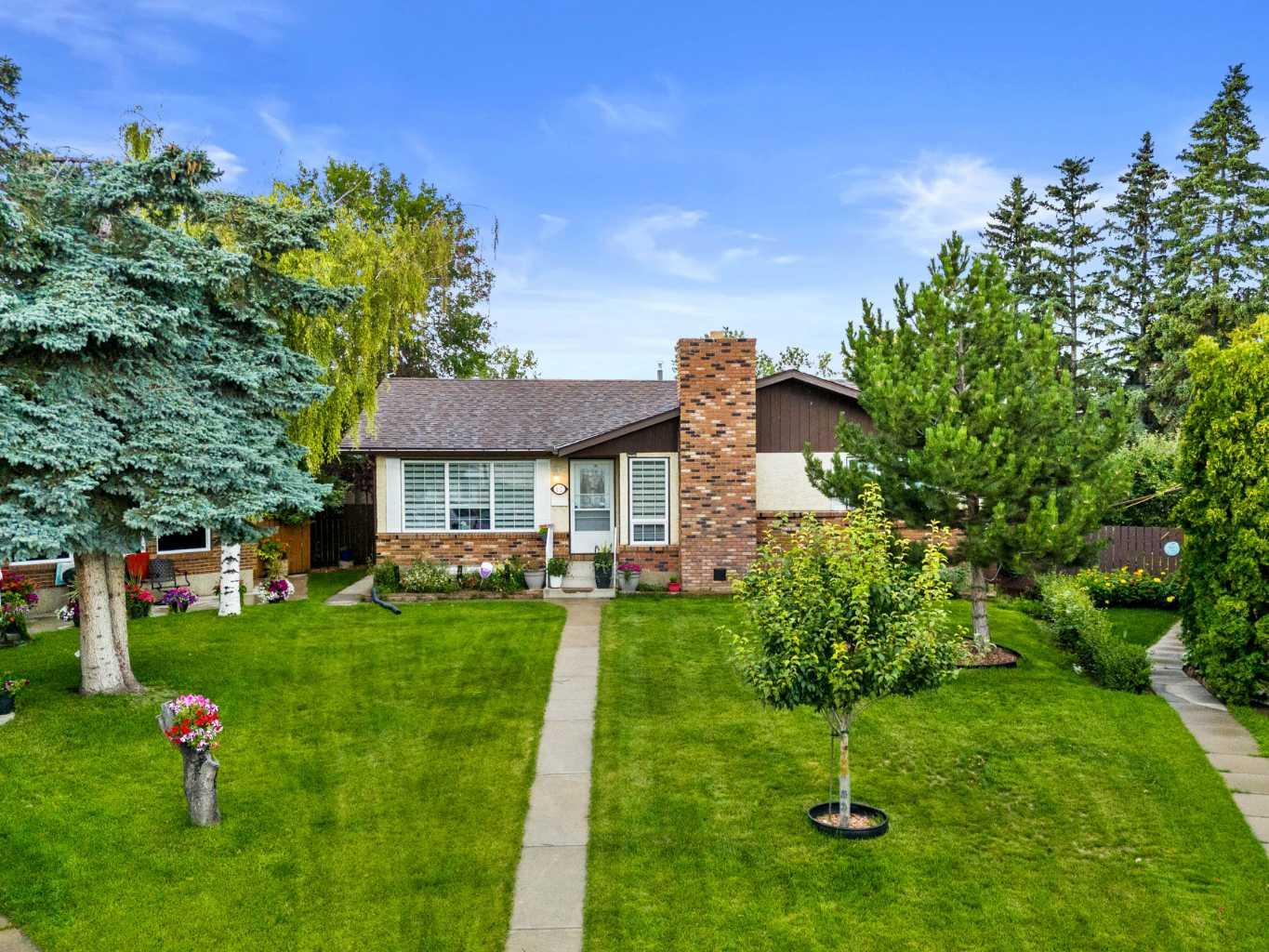 12 Whiteland Bay NE, Calgary, AB T1Y 3M5