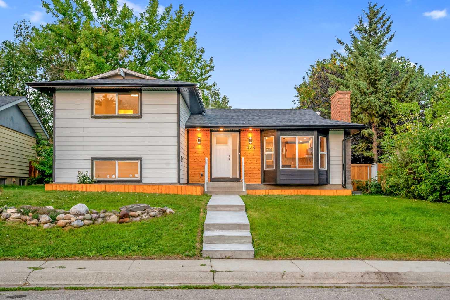 423 Queensland Cir SE, Calgary, AB T2J 4P5