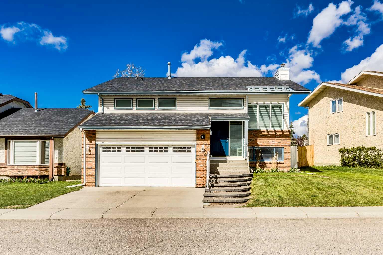31 Woodmont Way SW, Calgary, AB T2W 4L7
