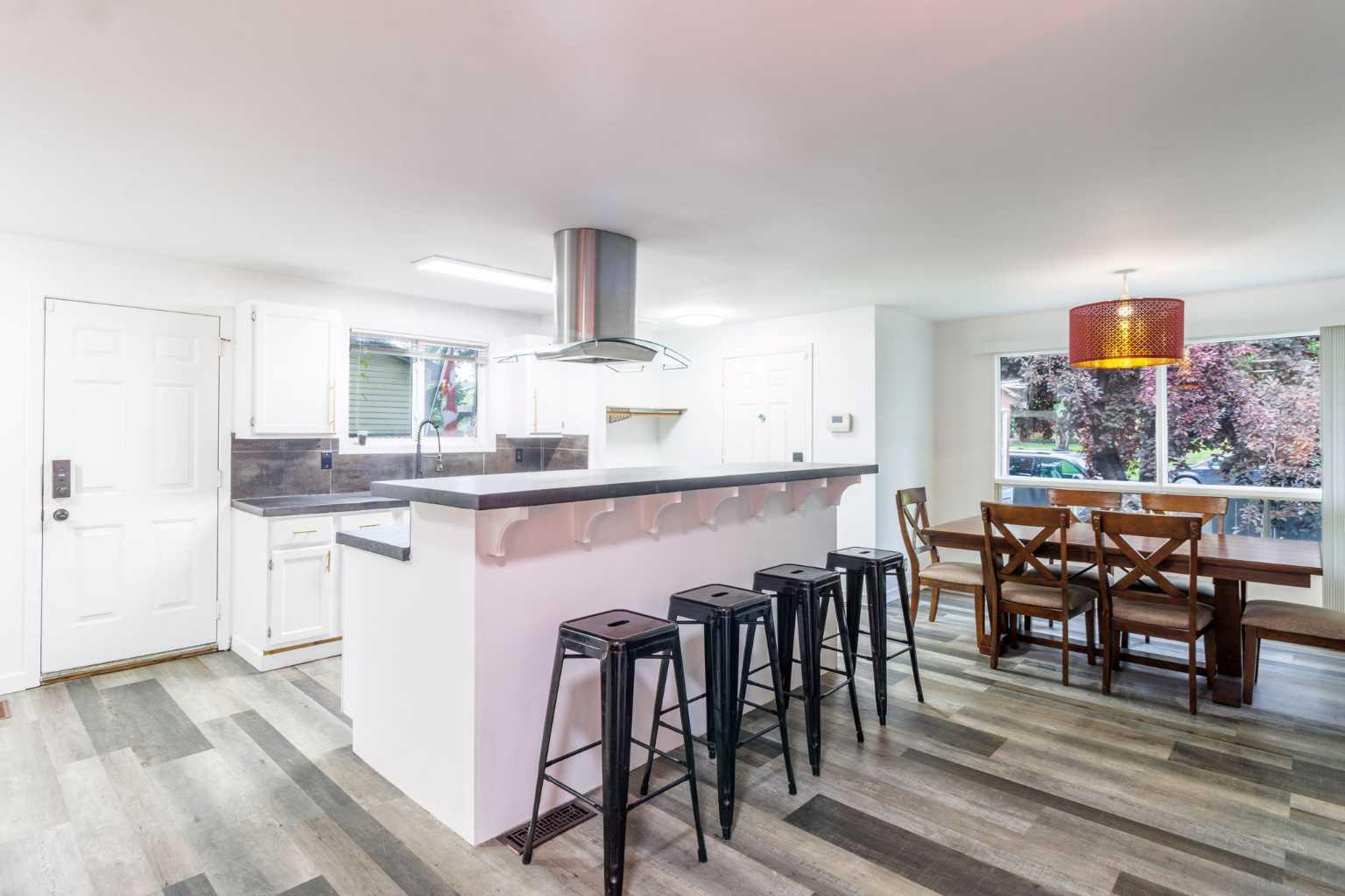 92 Erin Woods Dr SE, Calgary, AB T2B 2S1