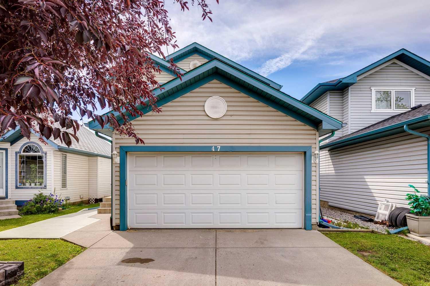 47 Erin Grv SE, Calgary, AB T2B 3L1