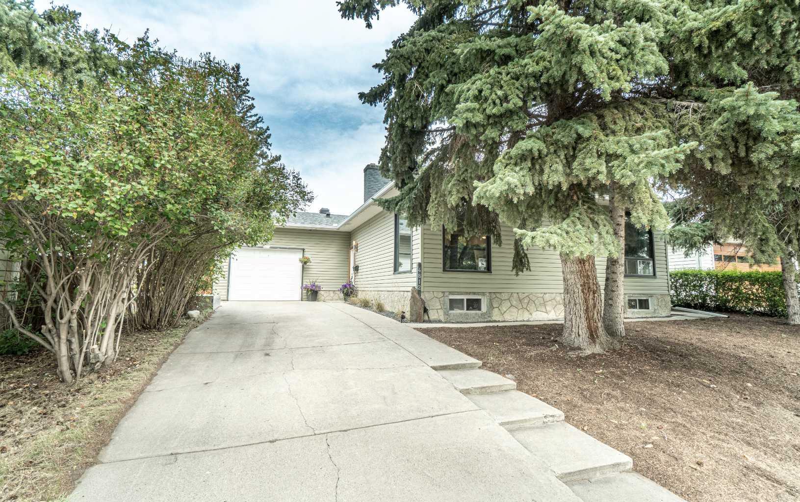 4812 Valiant Dr NW, Calgary, AB T2Y 3B4