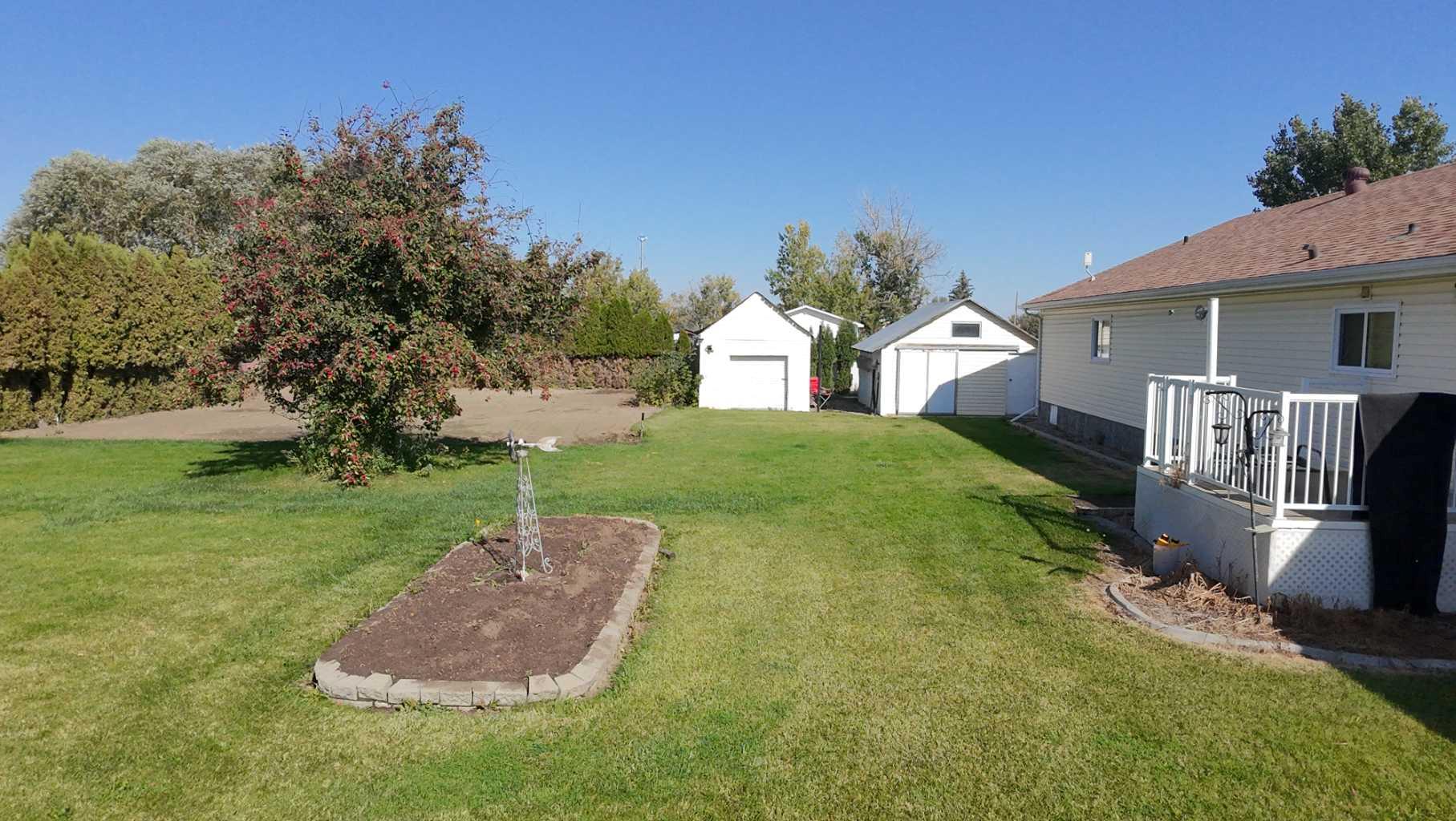 202 James Ave, Taber, AB T1G 2E4