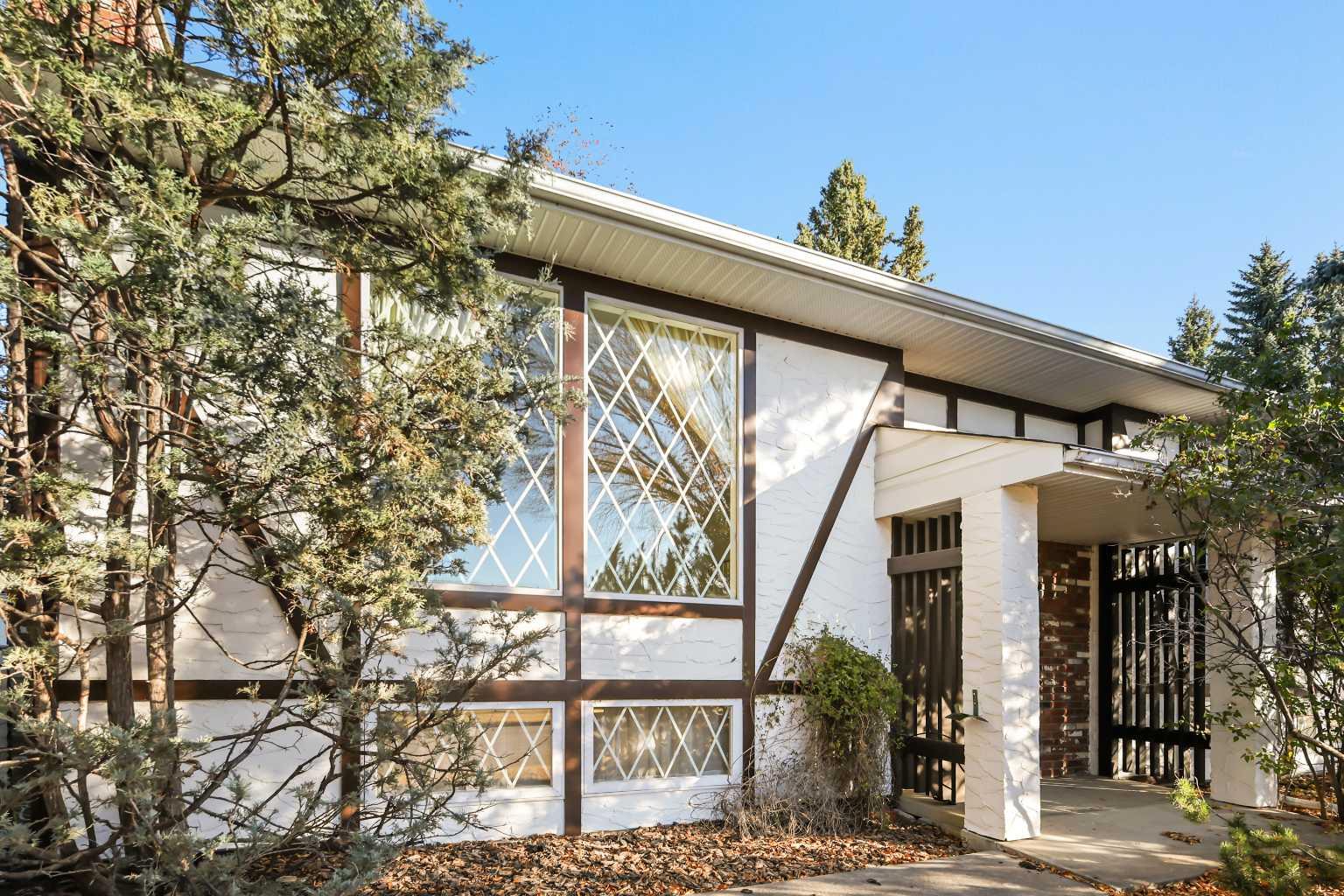 2416 Palliser Dr SW, Calgary, AB T2V 3S7