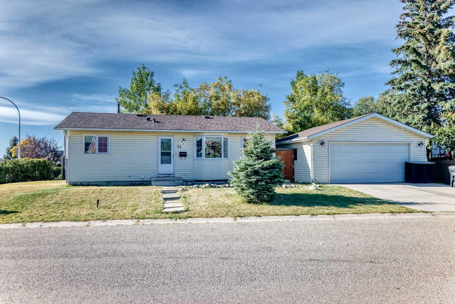 31 Castleglen Cres NE, Calgary, AB T3J 1N2