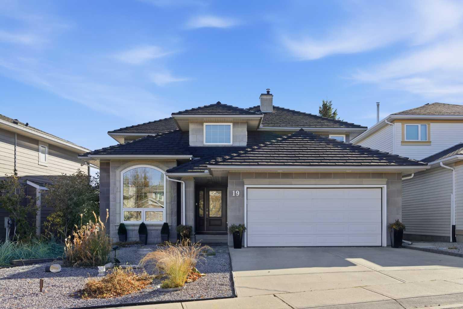19 Sceptre Close NW, Calgary, AB T3L 1X8