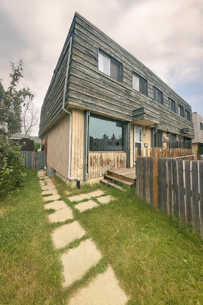 11 Blackthorn Bay Ne Unit 3, Calgary, AB T2K 5L4