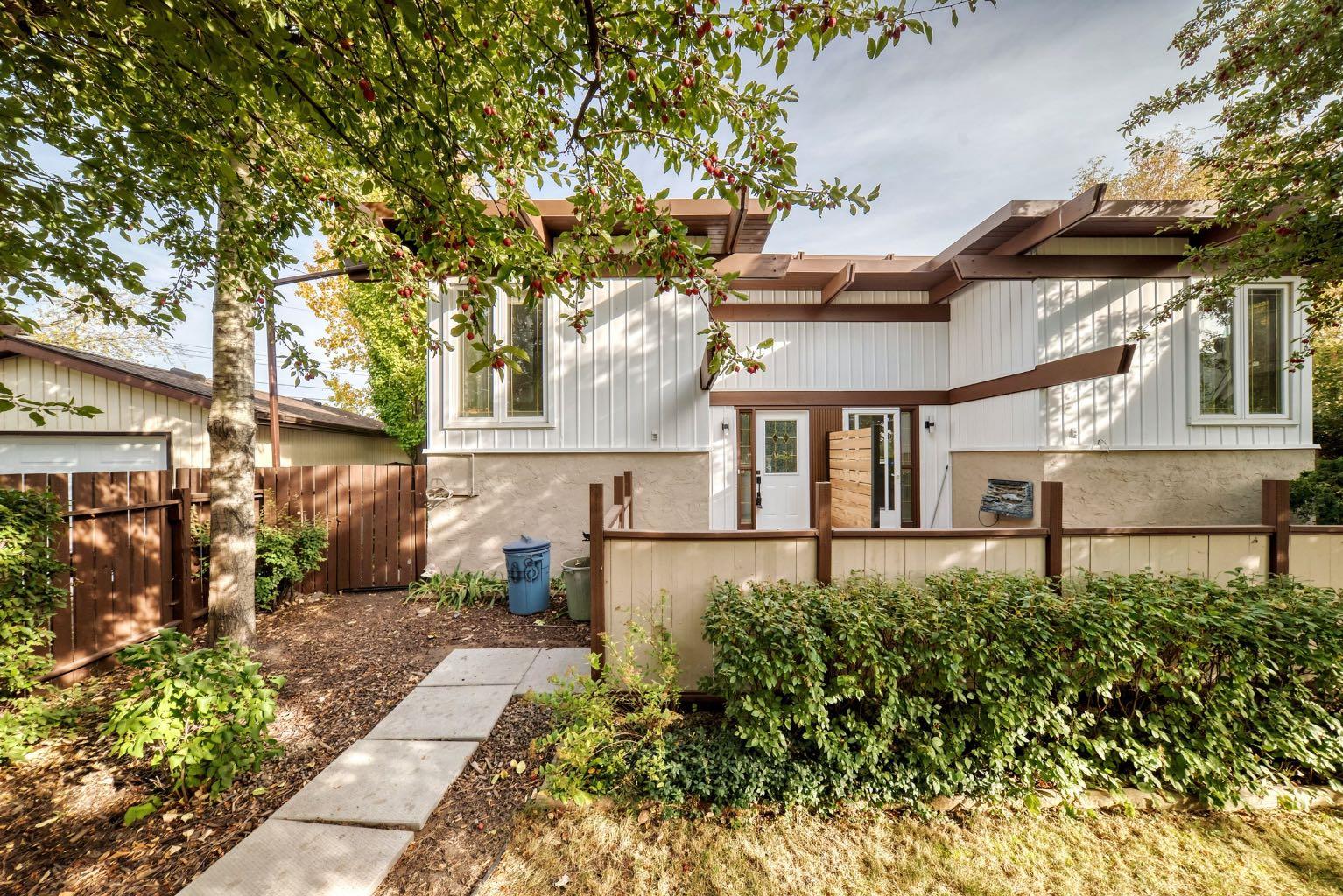 15 Arlington Bay SE #a, Calgary, AB T2H 2B2