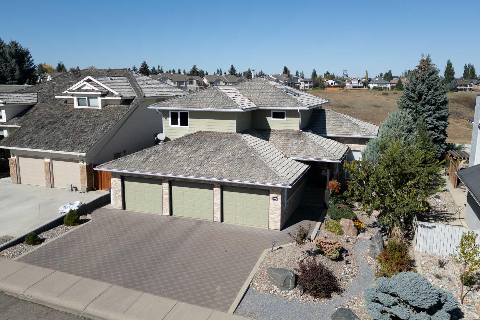 209 Coachwood Pt W, Lethbridge, AB T1K 6A7
