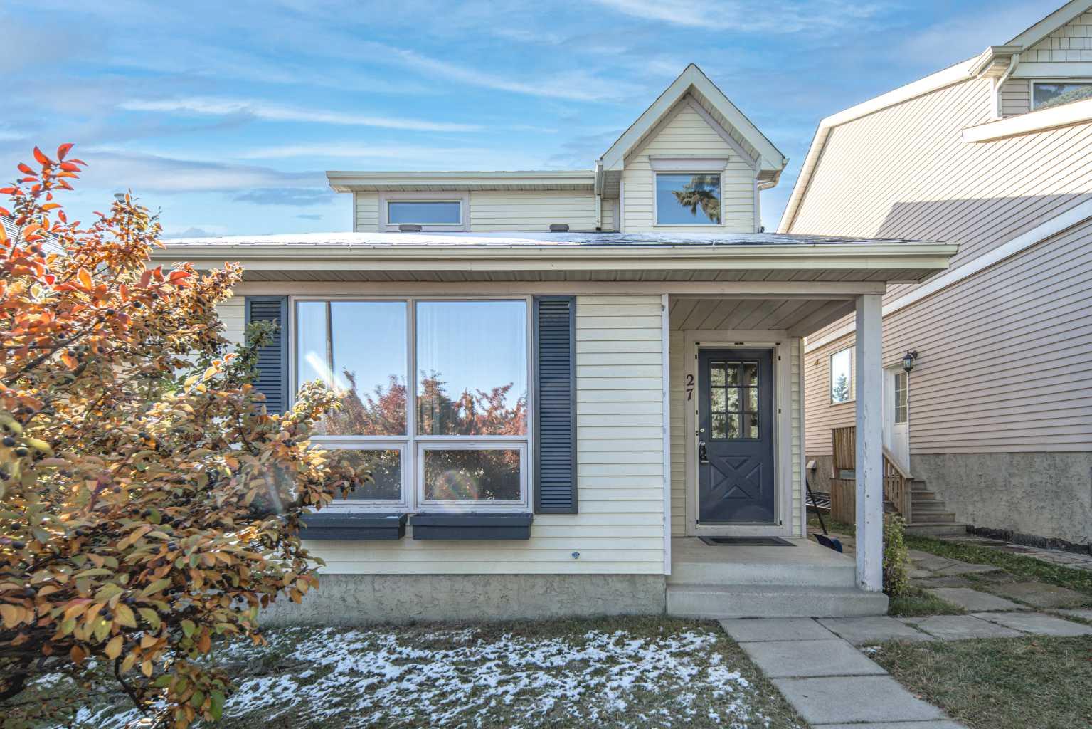 27 Strathearn Cres SW, Calgary, AB T3H 1K6
