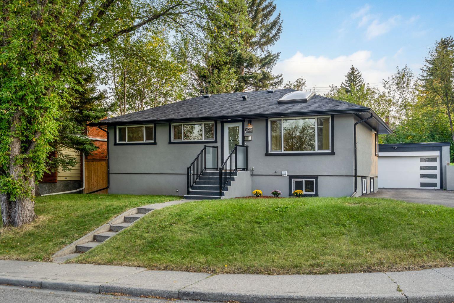 135 Thorncrest Rd NW, Calgary, AB T2K 3B5
