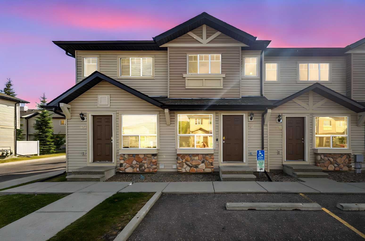 131 Saddlebrook Pt NE, Calgary, AB T3J 0G3