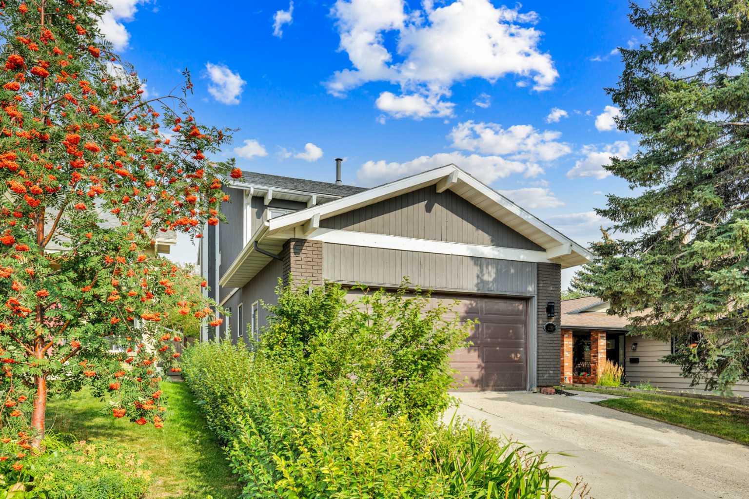 235 Coachwood Cres SW, Calgary, AB T3H 1E7