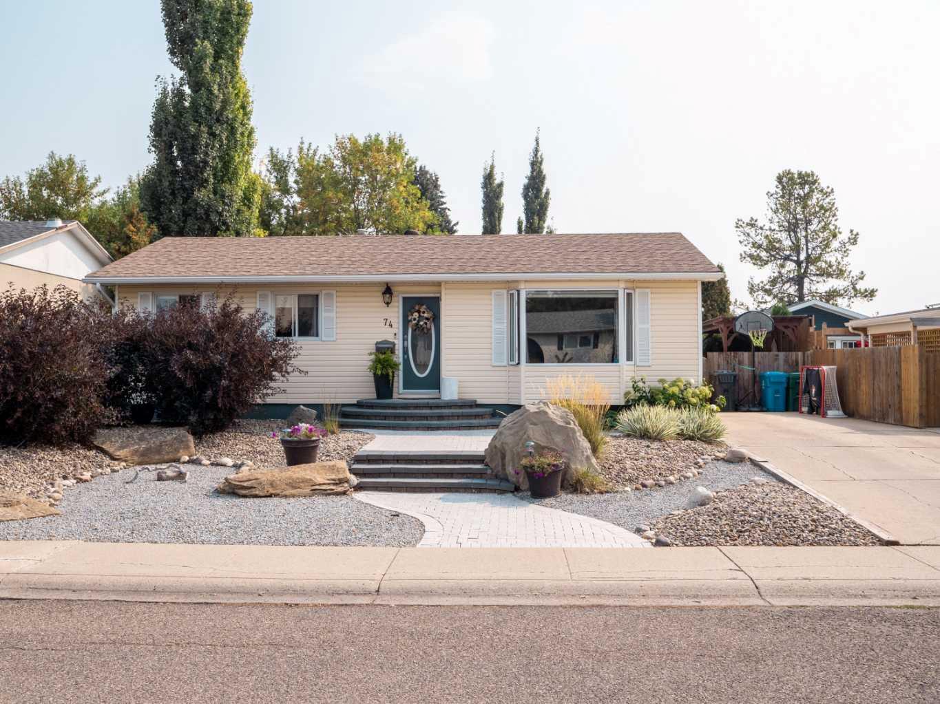 74 Honeysuckle Rd N, Lethbridge, AB T1H 4J9