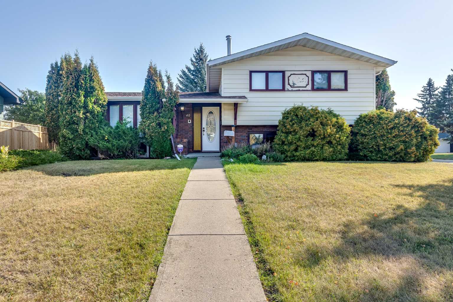 40 Anders Close, Red Deer, AB T4R 1C3