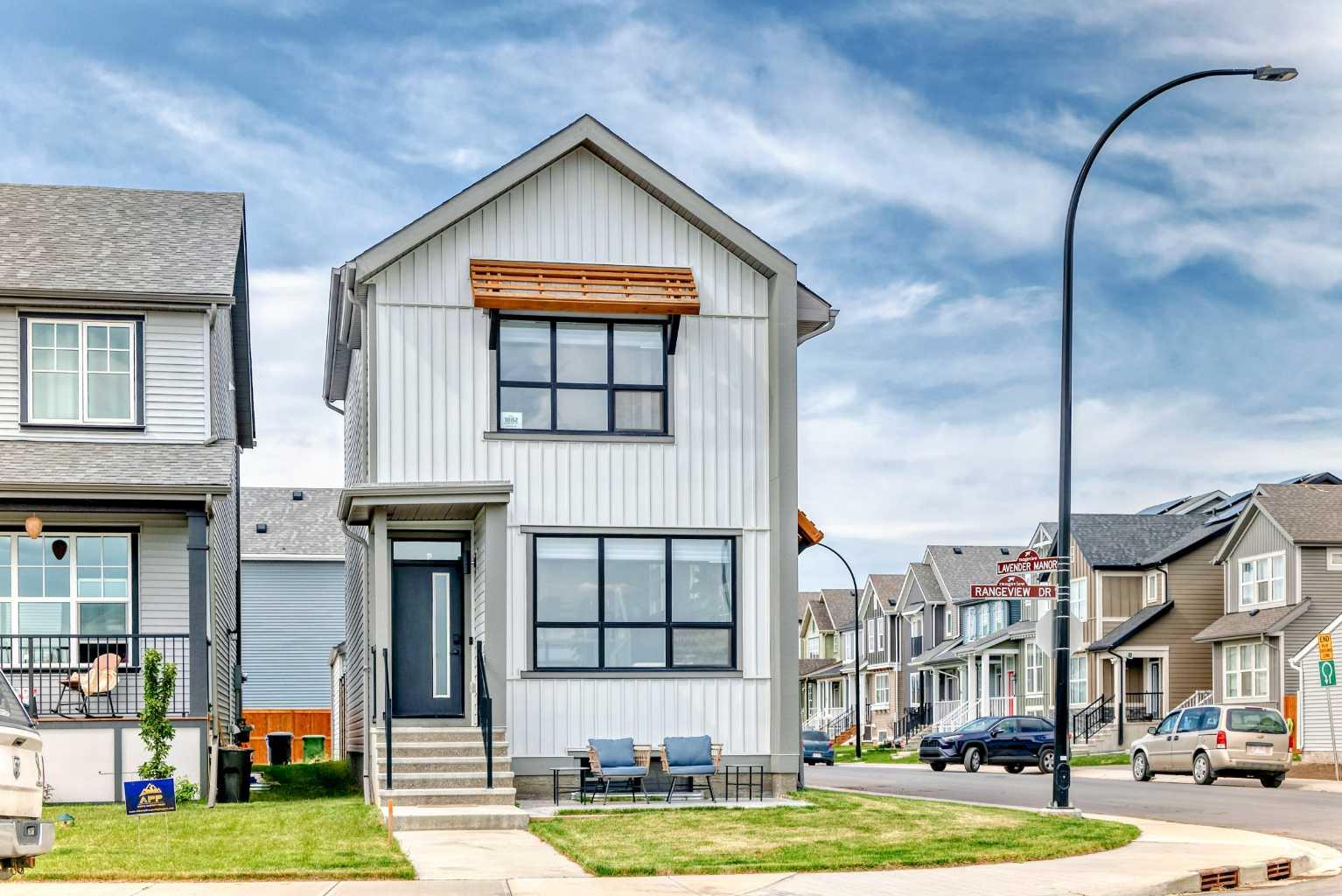 1882 Rangeview Dr SE, Calgary, AB T2S 0C4