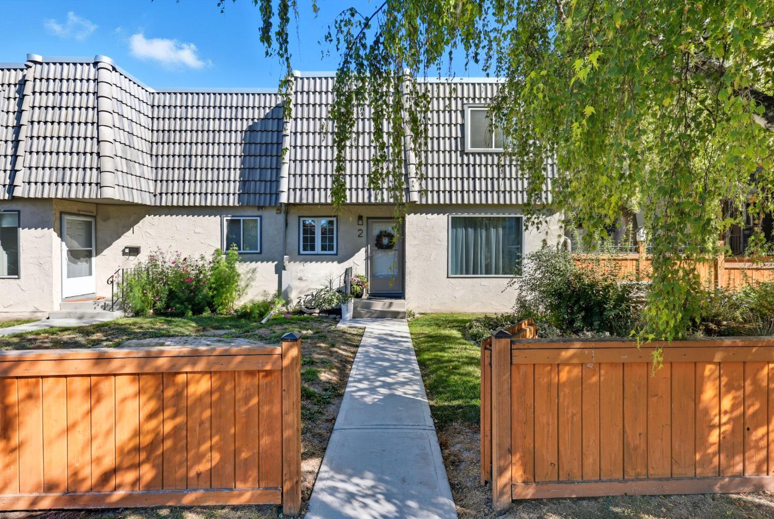 2412 30 Street Sw Unit 2, Calgary, AB T3E 2M1