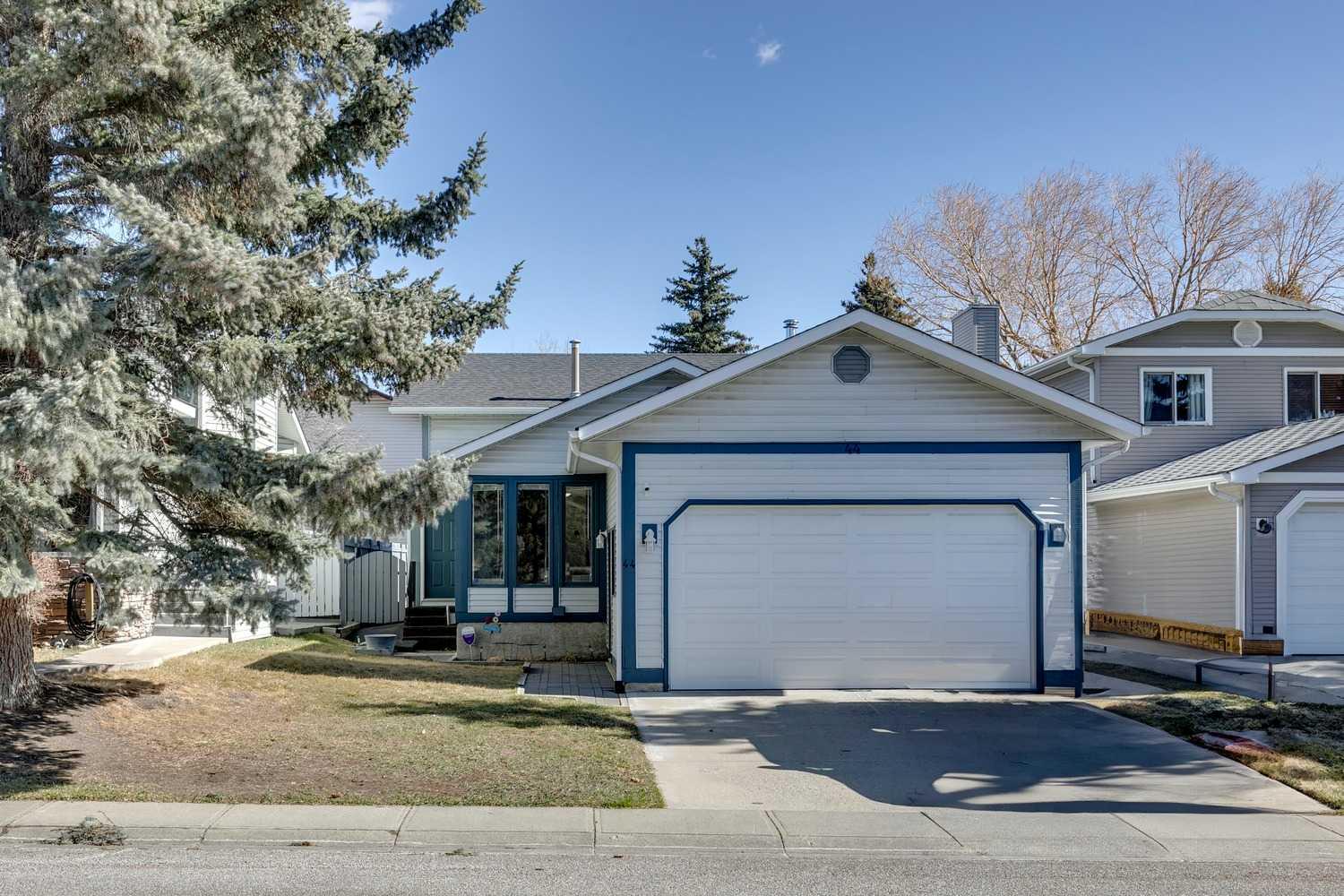 44 Scenic Cove Cir NW, Calgary, AB T3L 1N1