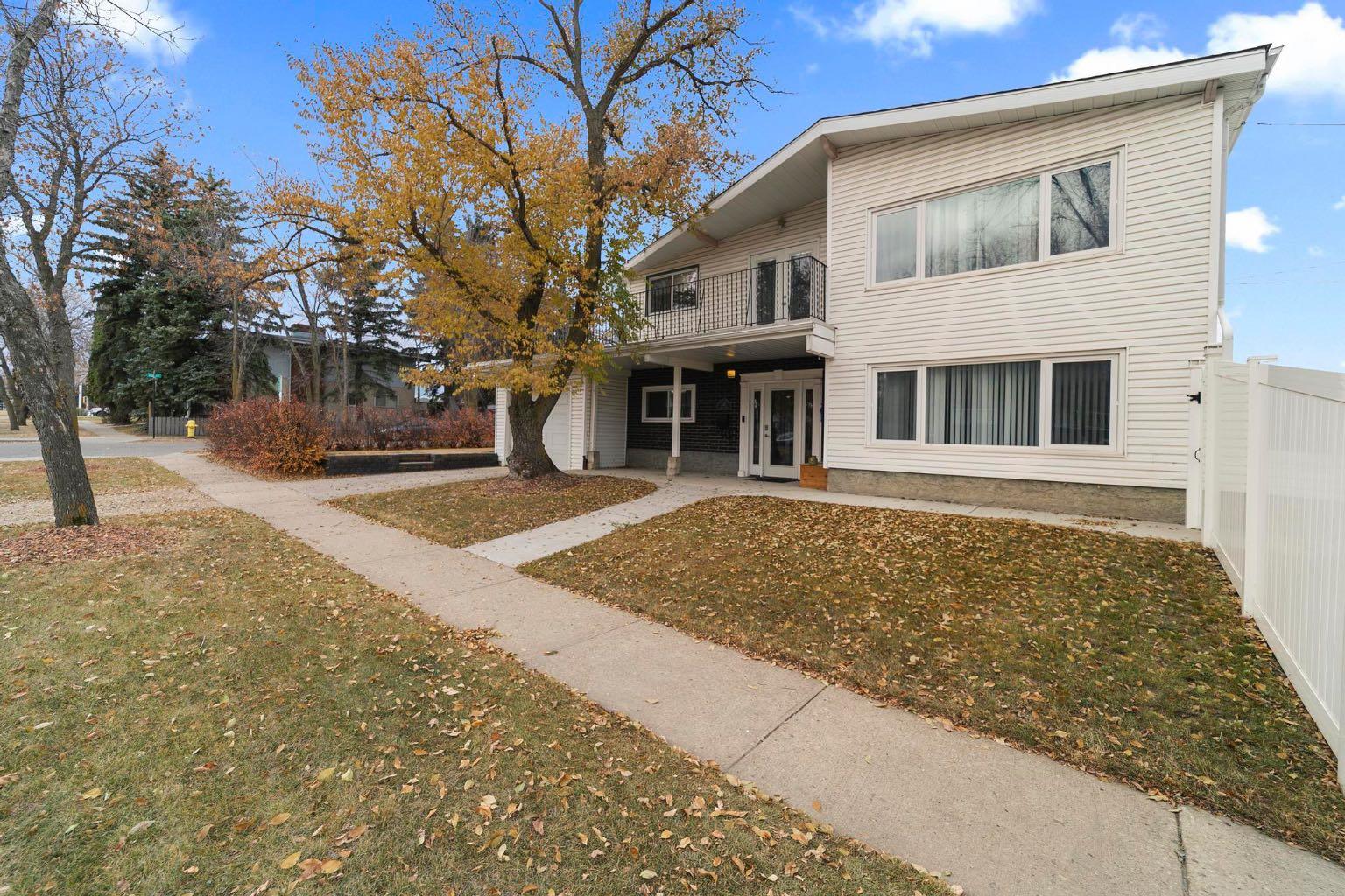 42 Grand Dr, Camrose, AB T4V 2K1