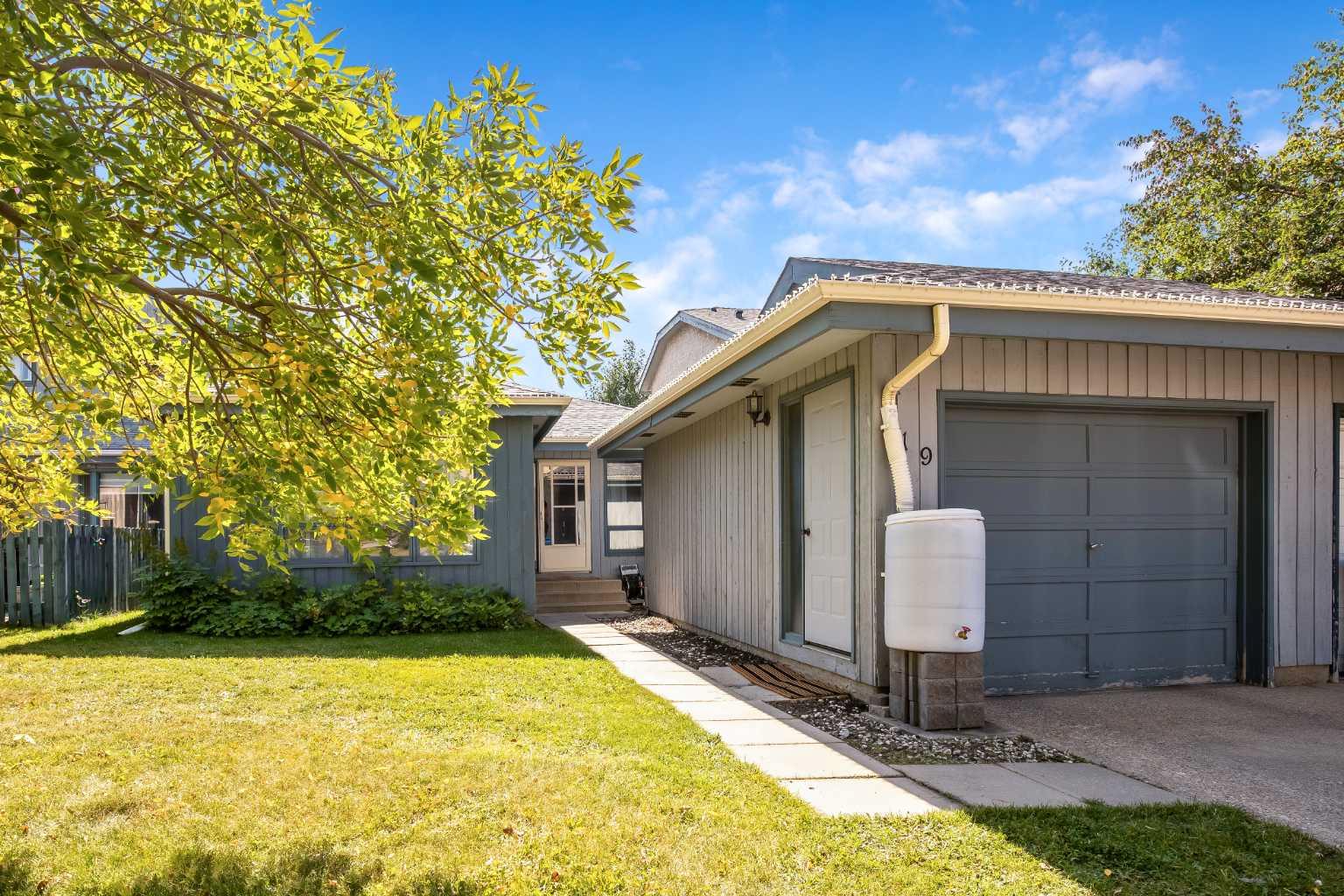 19 Hawkfield Way NW, Calgary, AB T3G 2G8