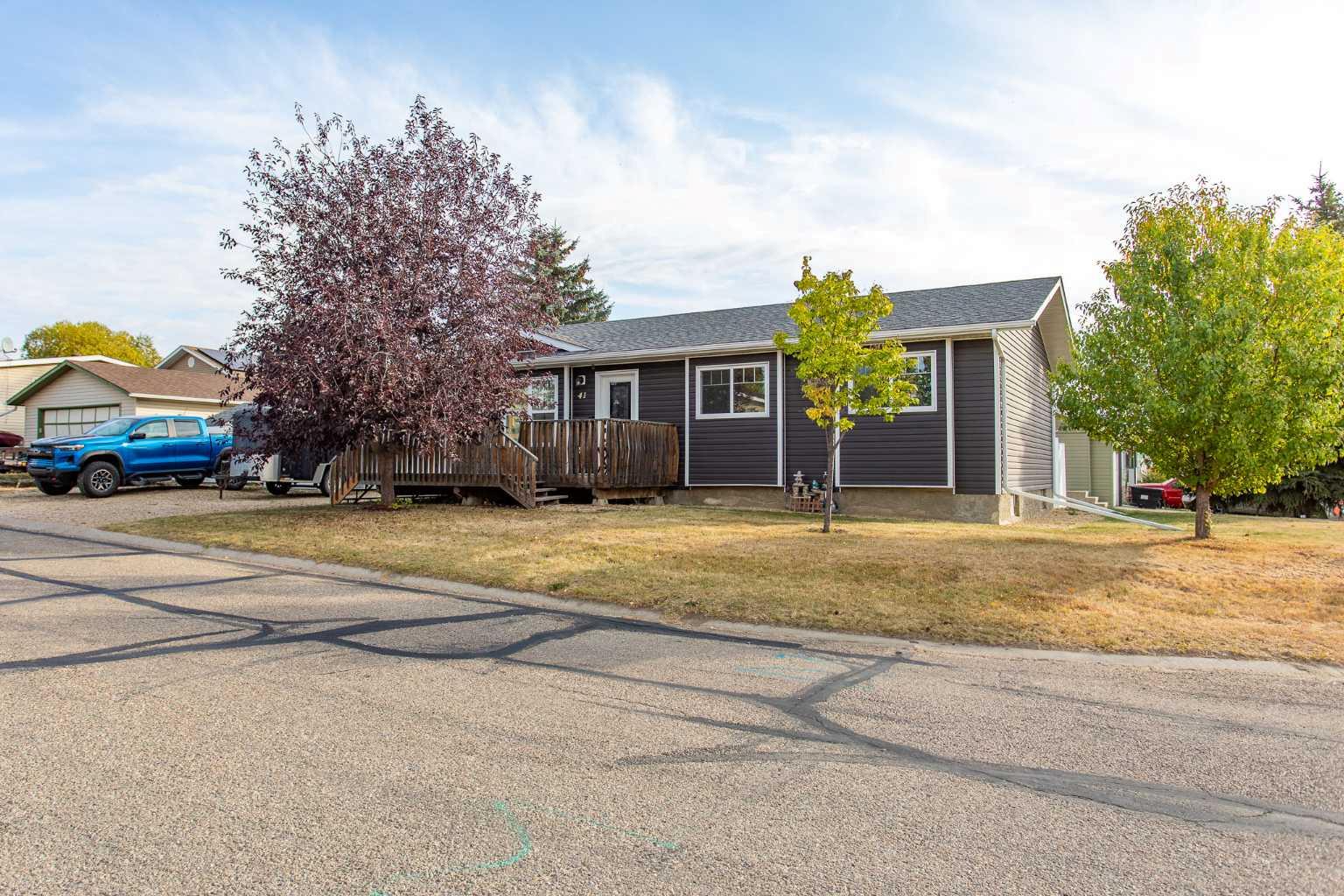 41 Hearthstone Dr, Lacombe, AB T4L 1P6