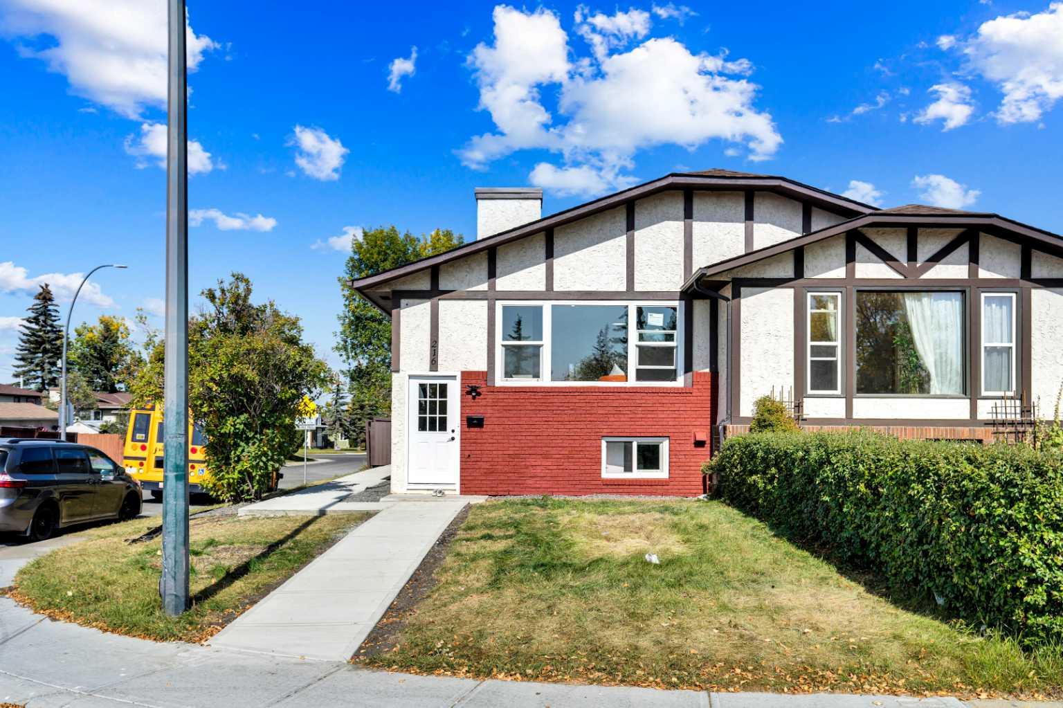 216 Templevale Rd NE, Calgary, AB T1Y 4W2