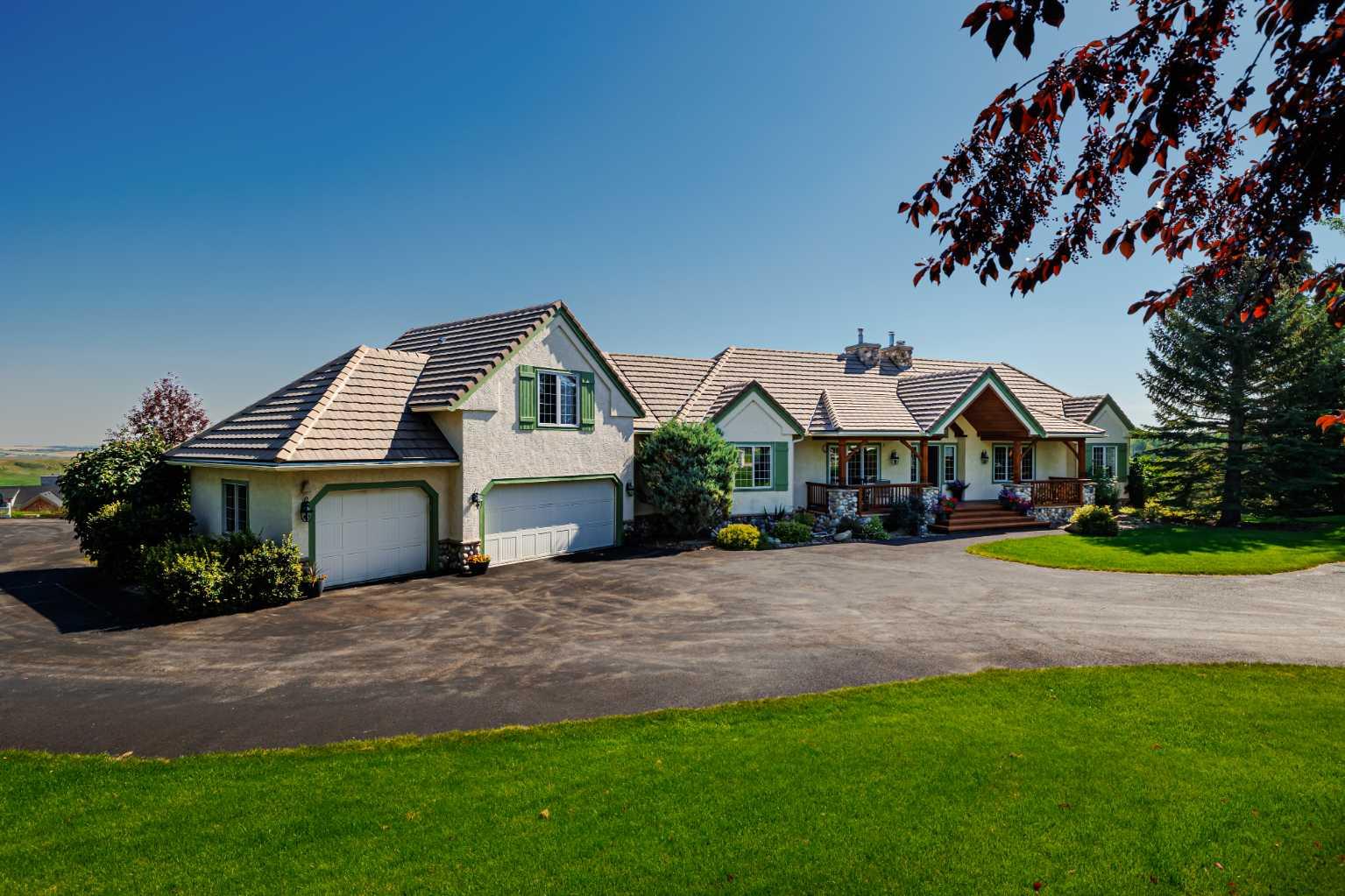 98 Equestrian Dr, Calgary, AB T3R 1C9