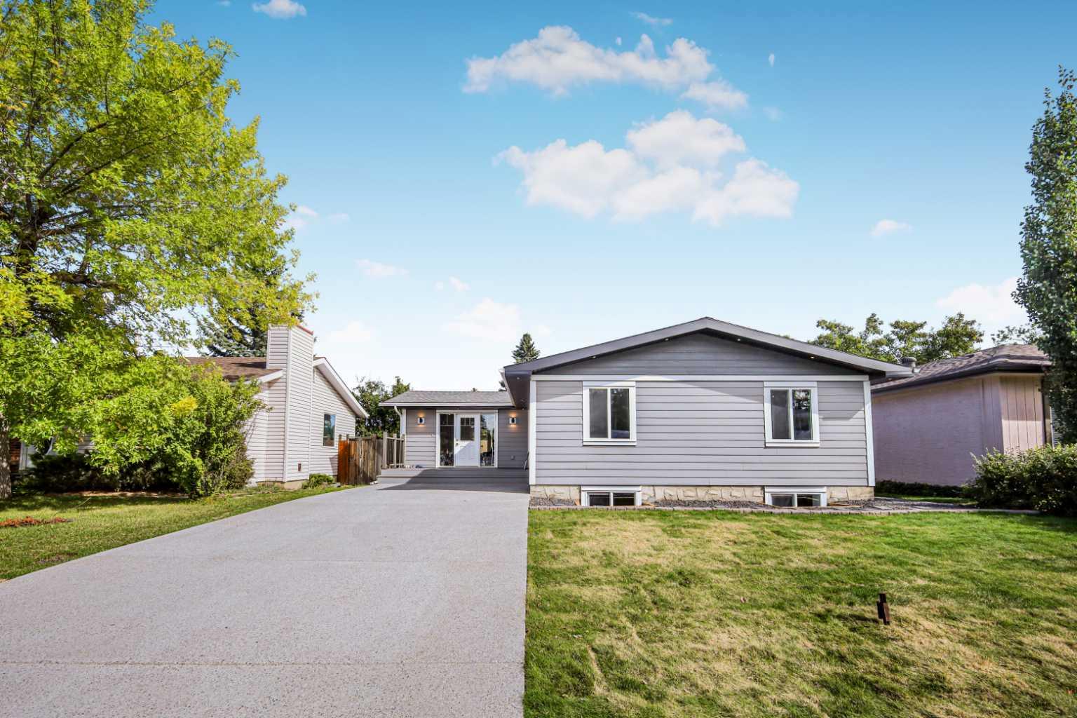 10604 Oakmoor Way SW, Calgary, AB T2W 2H8