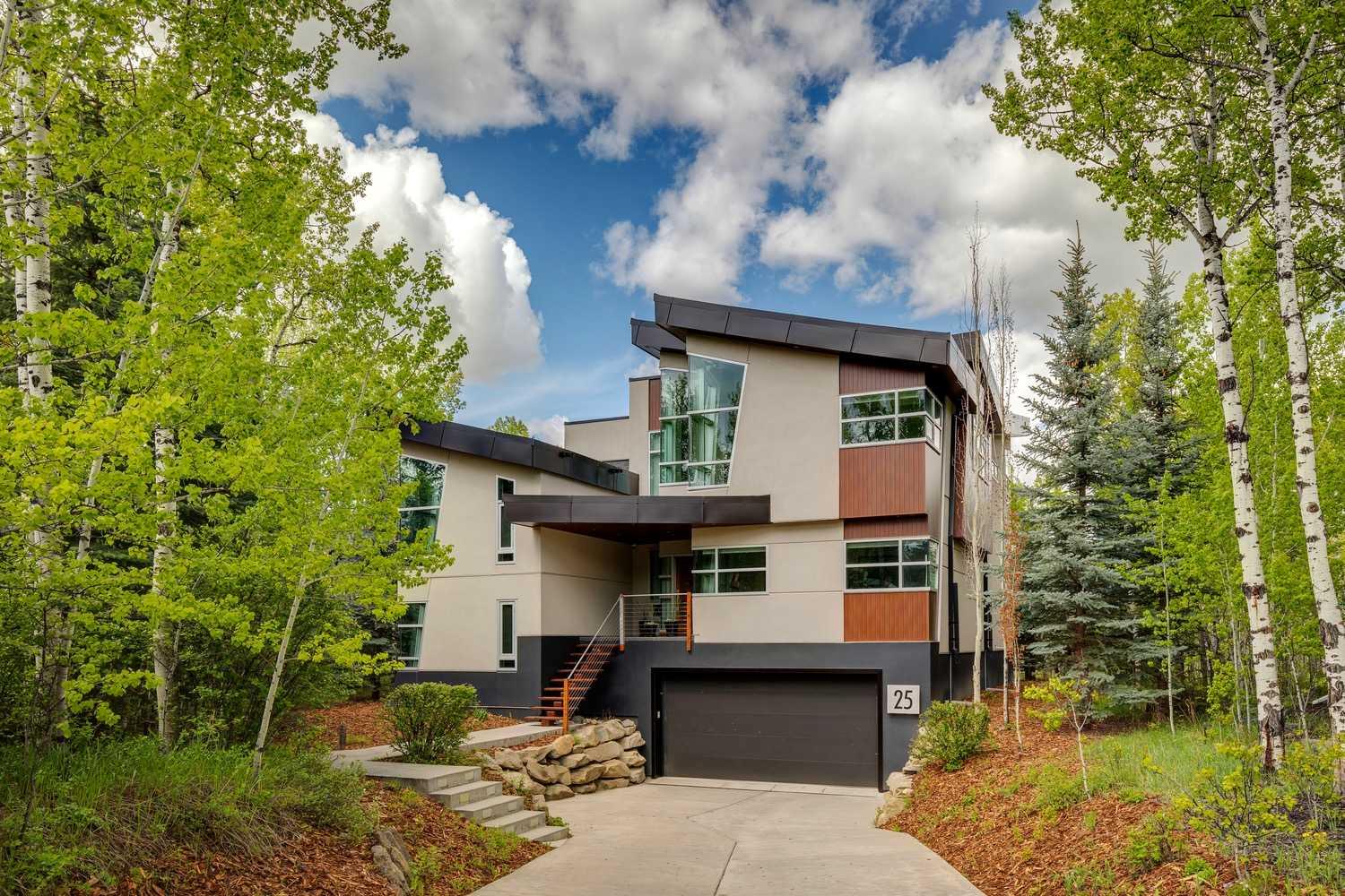 25 Posthill Dr SW, Calgary, AB T3H 0A8